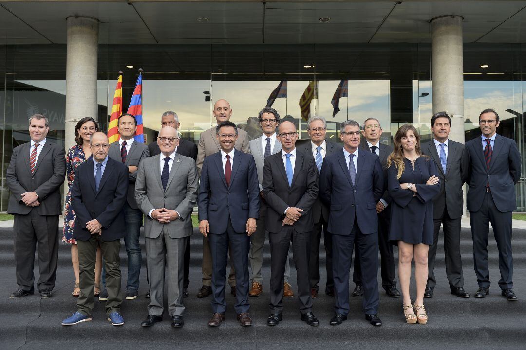 La directiva del Barça posa durante un acto de presentación. 