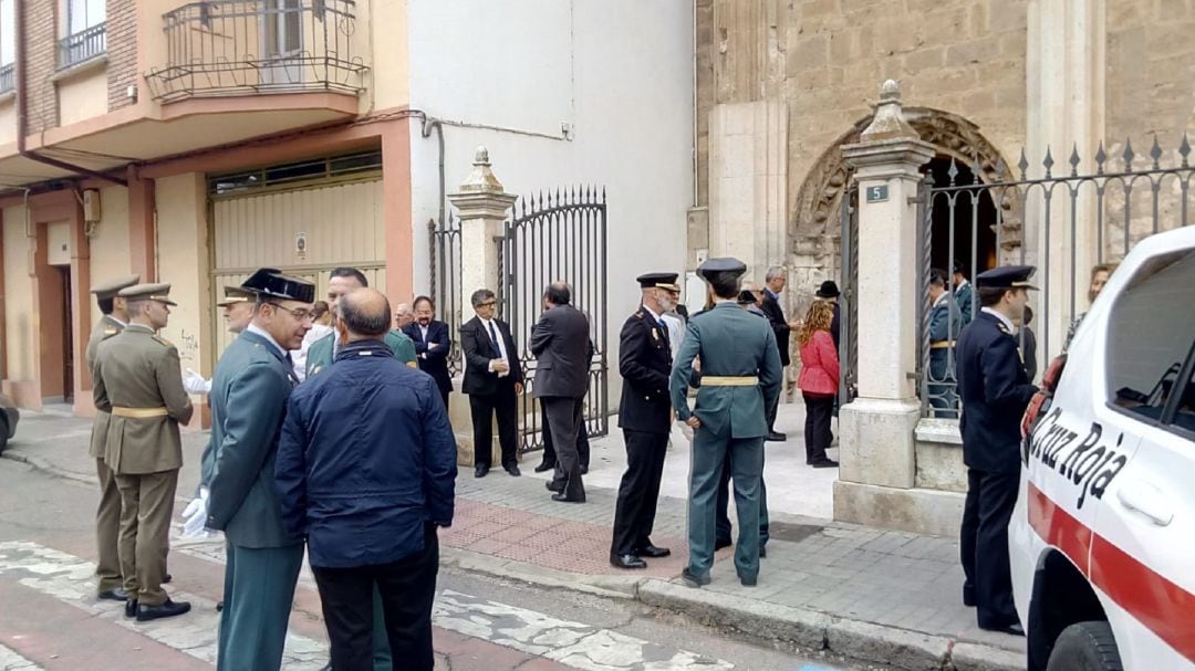 Miembros de la Guardía Civil y Policía Nacional a las puertas de la iglesia de la Vera Cruz.