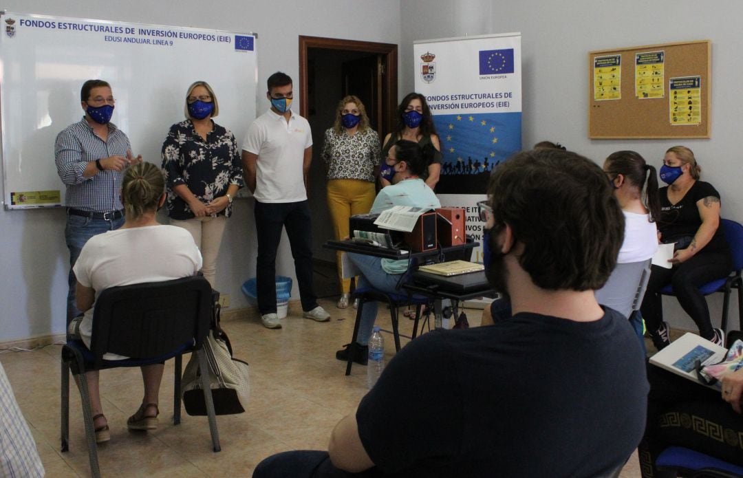 El alcalde de Andújar, Francisco Huertas inaugurando un curso becado de la Estrategia DUSI.