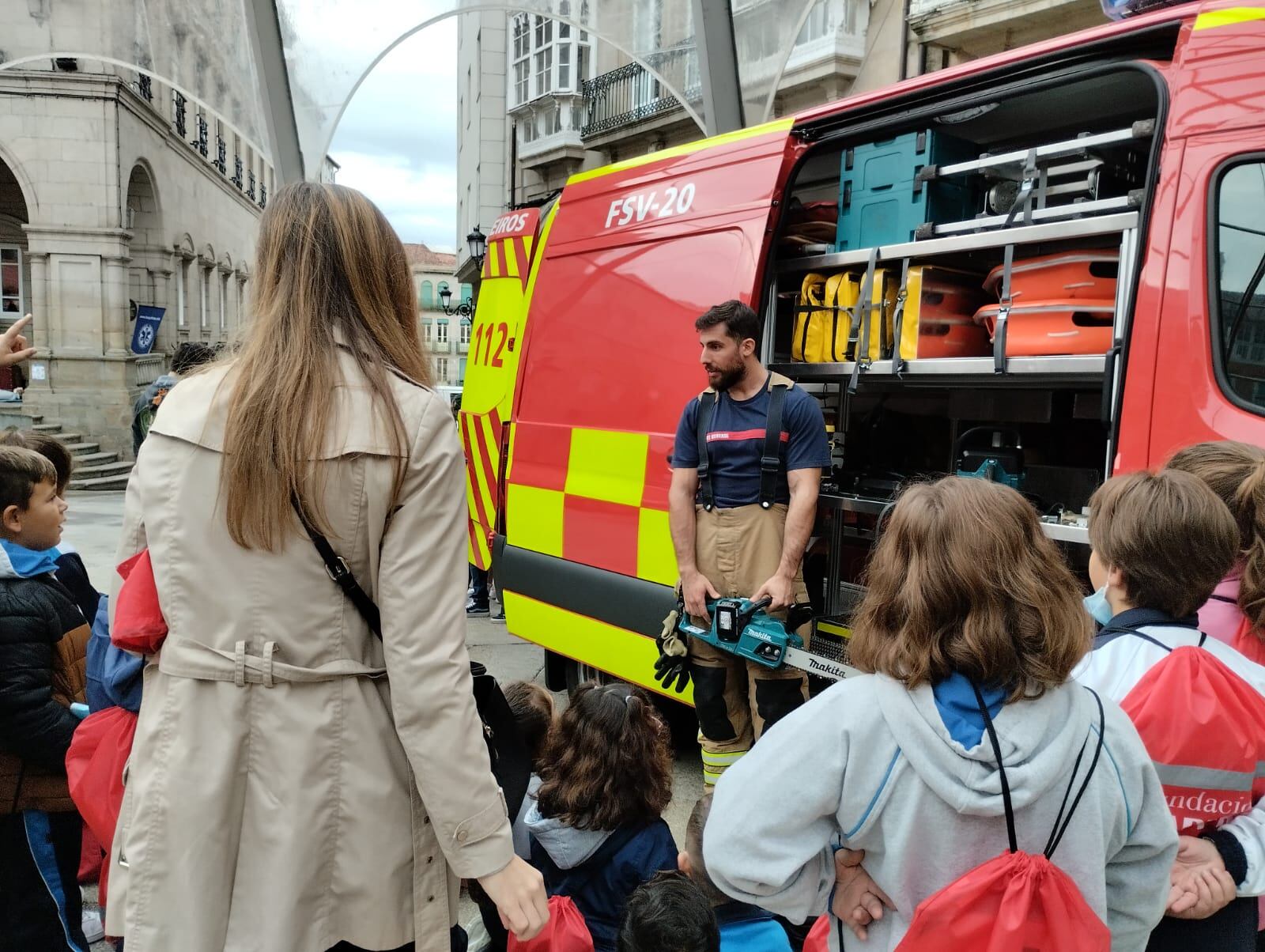 Un bombero explica al alumnado sus herramientas de trabajo