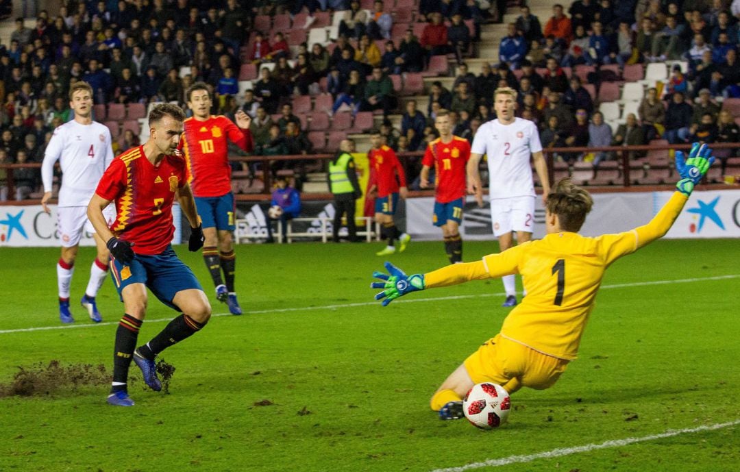 Borja Mayoral (i) marca su segundo gol ante Dinamarca, durante el partido de preparación para el Campeonato de Europa Sub21 disputado en Logroño.