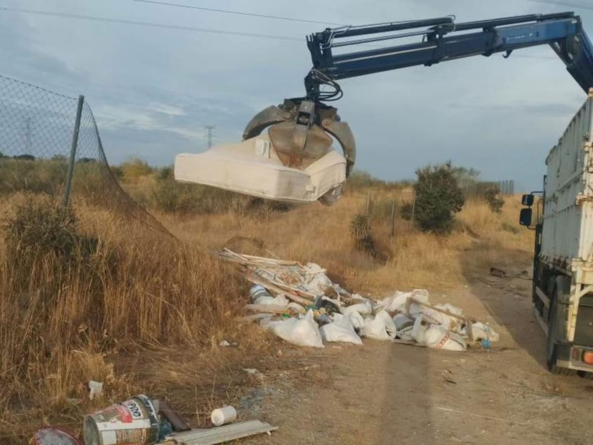 San Sebastián de los Reyes ha retirado en este mandato más de 77.800 kilos de vertidos ilegales en caminos rurales