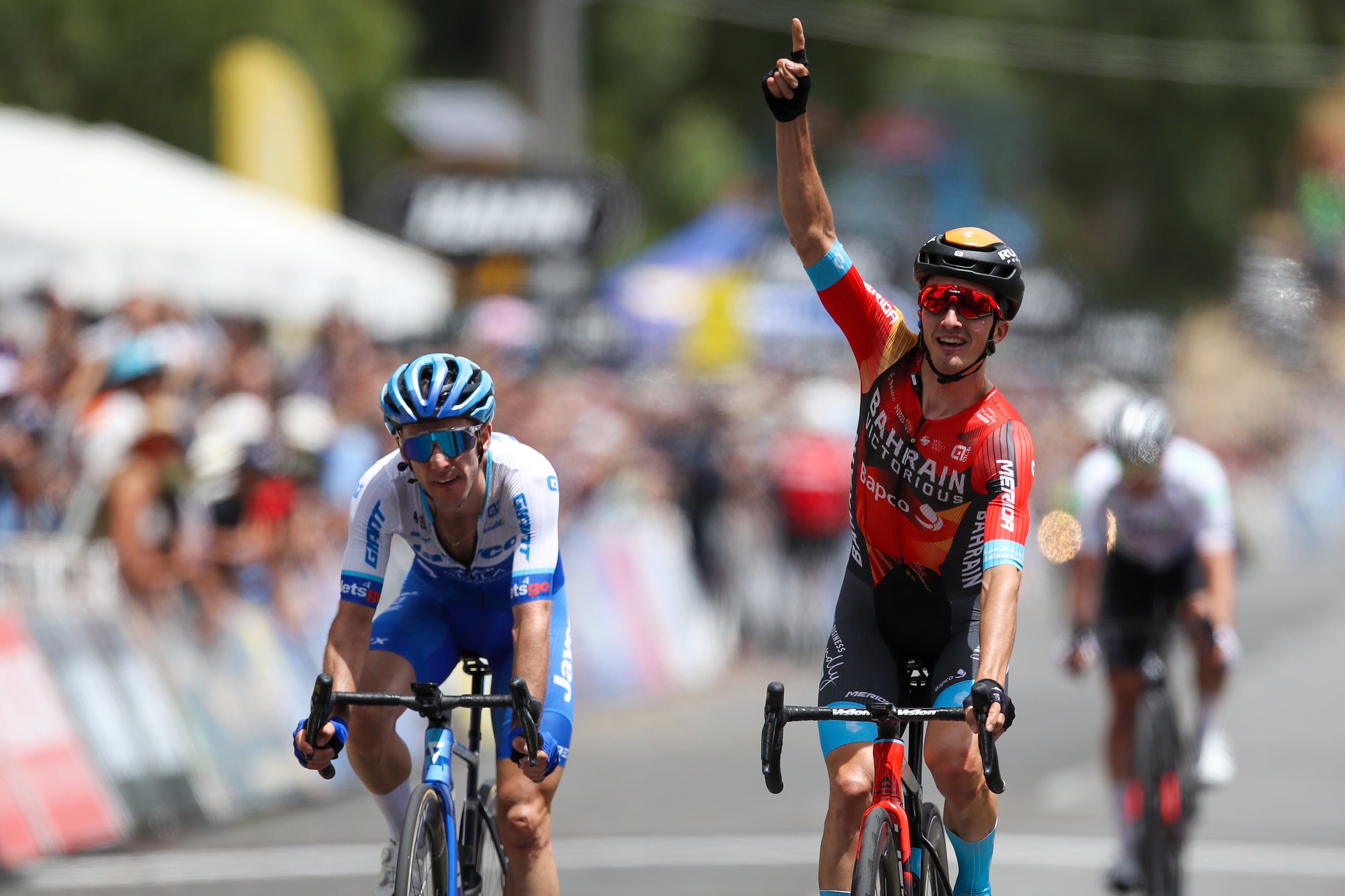 Adelaide (Australia), 20/01/2023.- Pello Bilbao Lopez of team Bahrain Victorious (R) out sprints Simon Yates of Team Jayco AlUla to win during the Men&#039;s Stage 3, Norwood to Campbelltown of the 2023 Santos Tour Down Under professional road bicycle race in Adelaide, Australia 20 January 2023. (Ciclismo, Bahrein, Adelaida) EFE/EPA/MATT TURNER AUSTRALIA AND NEW ZEALAND OUT
