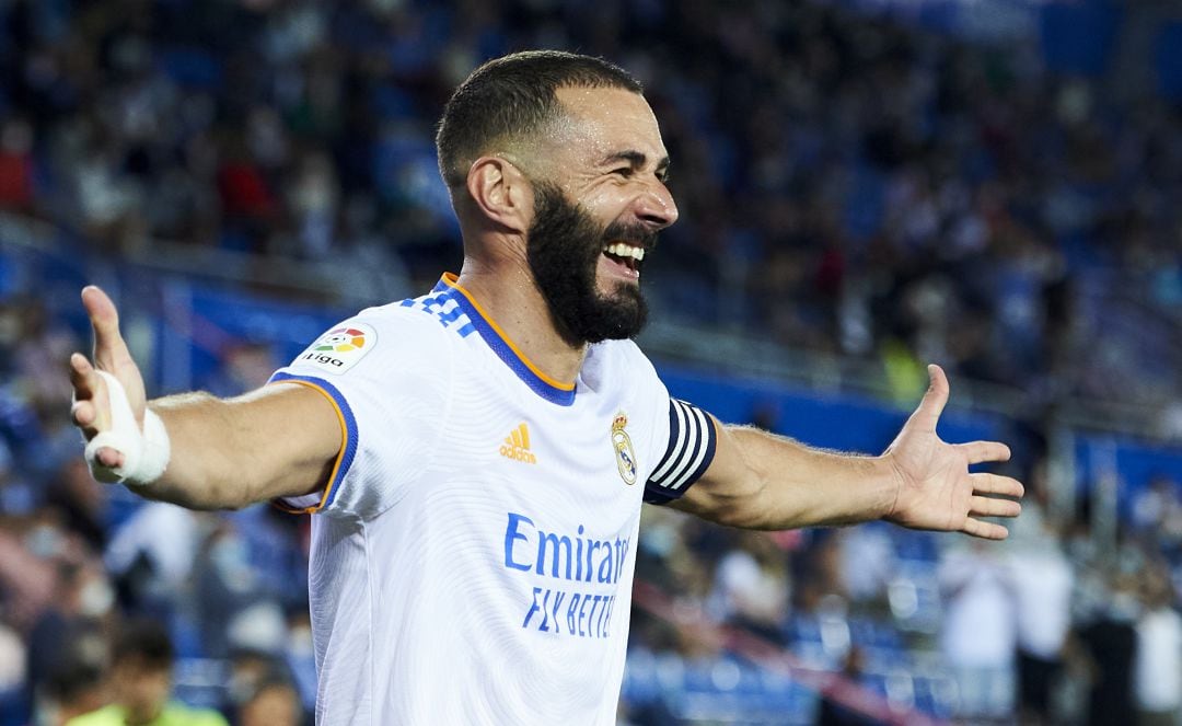 Benzema celebra uno de sus goles contra el Alavés, el pasado sábado