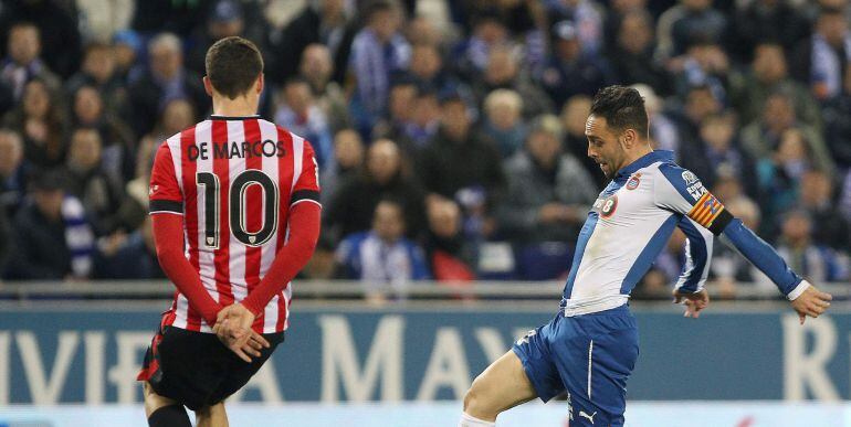 GRA499. BARCELONA, 04/03/2015. El delantero del Espanyol, Sergio García (d), intenta superar al defensa del Ath. de Bilbao, Óscar de Marcos, durante el encuentro correspondiente a la vuelta de las semifinales de la Copa del Rey de futbol, que disputan esta noche en el Power8 Stadium, Barcelona. EFE/Toni Garriga.