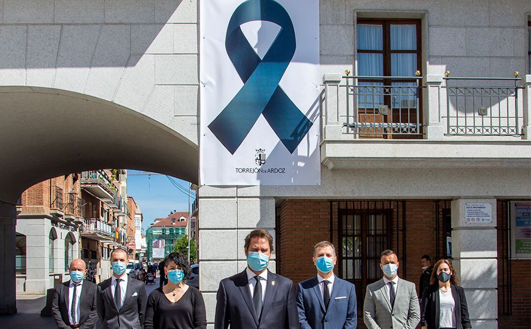 Crespón negro en el Ayuntamiento de Torrejón de Ardoz