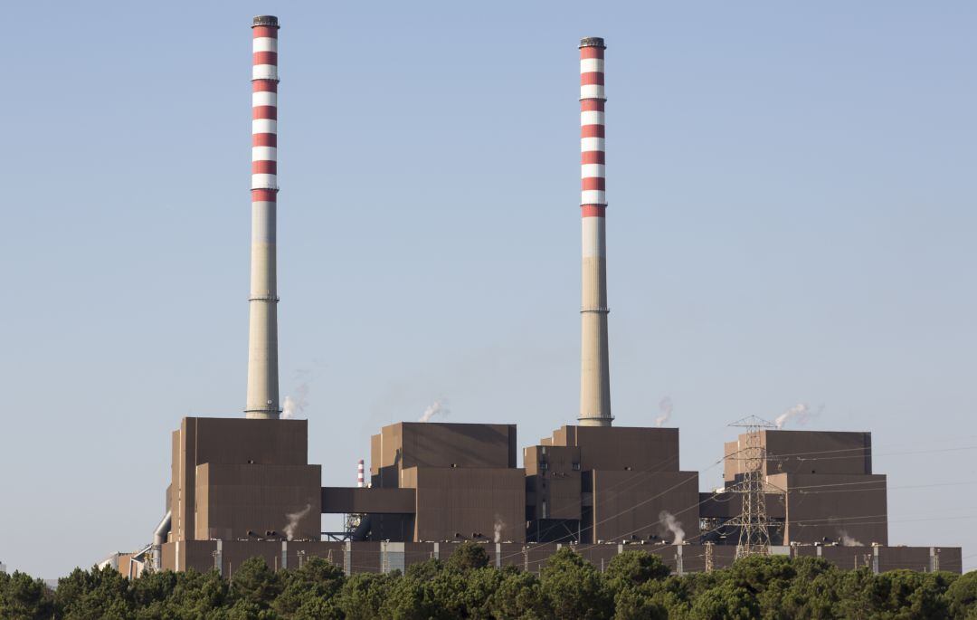 Chimeneas de una factoría industrial. 