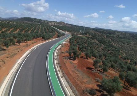 Nueva carretera que da acceso a Miraelrío.