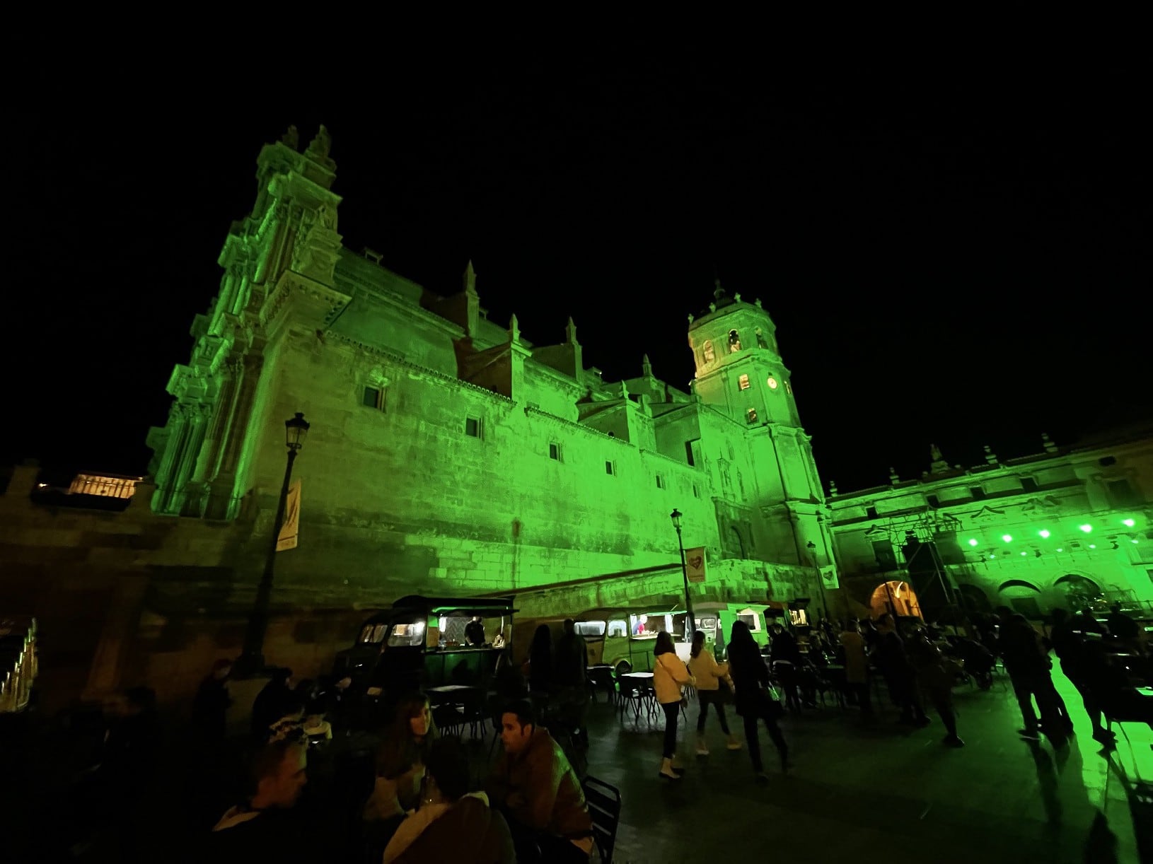 Ex colegiata de San Patricio iluminada de verde el día de San Patricio de 2021