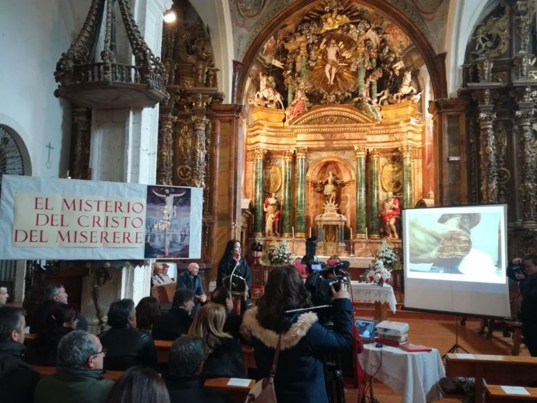 La presentación del Cristo restaurado y sus documentos en la iglesia de Santa Águeda de Sotillo de la Ribera.