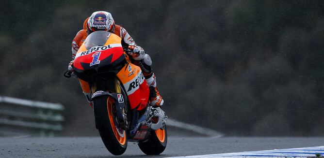 El australiano Casey Stoner (Honda), durante los terceros y últimos entrenamientos libres de MotoGP, disputados el 28 de abril de 2012 en el circuito de Jerez, donde este domingo se disputará el Gran Premio de España de Motociclismo, segunda prueba del ca