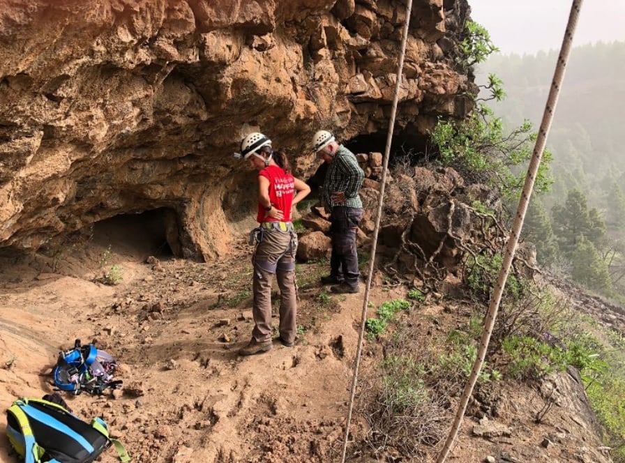 Detalle de la terraza exterior de la cueva