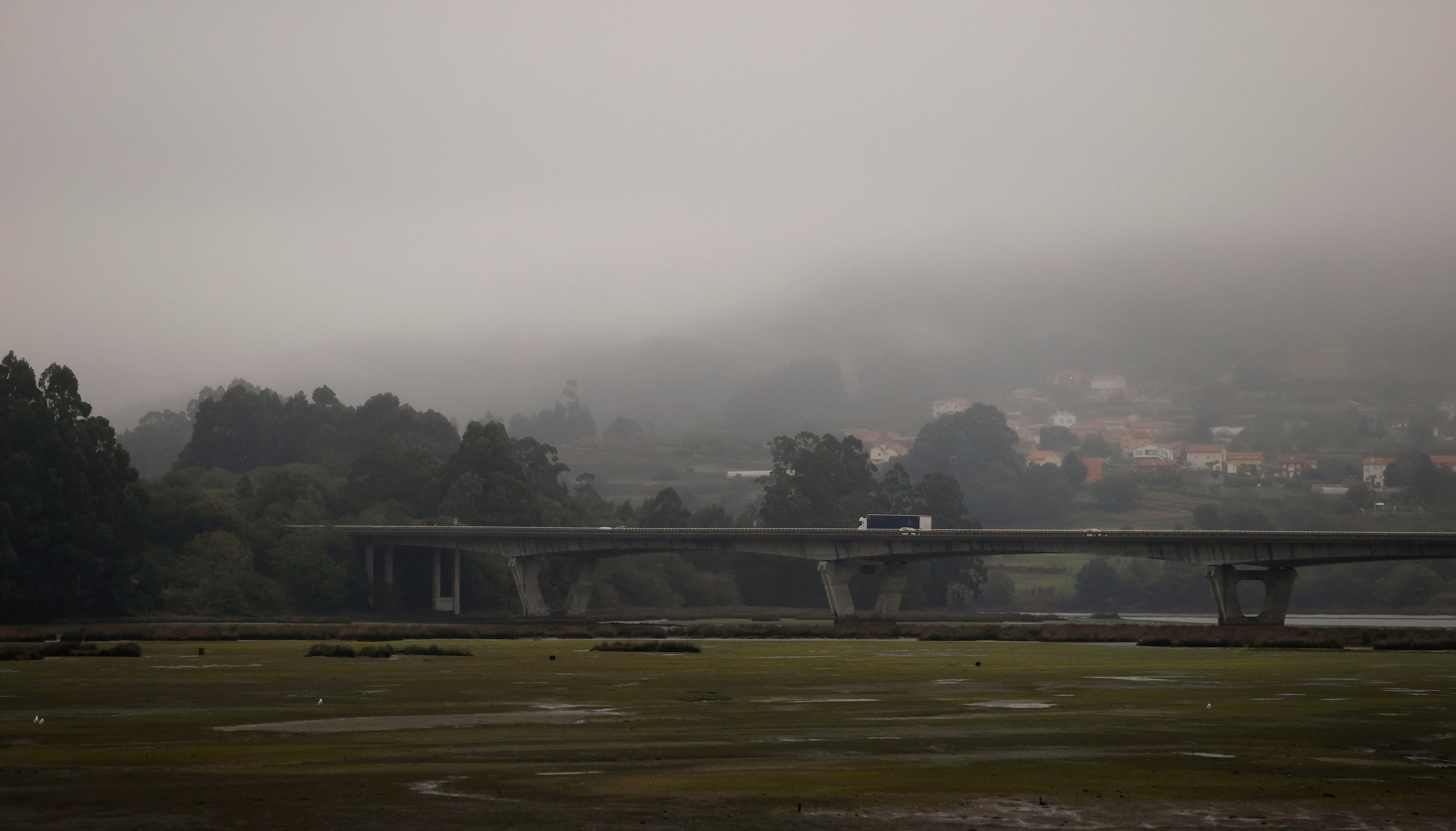 PONTEDEUME (A CORUÑA), 17/09/25.- Puente de la autopista AP-9 sobre la desembocadura del río Eume, entre los concellos coruñeses de Cabanas y A Coruña, en una jornada en la que termina el plazo dado por Bruselas a España para evitar llevar la prórroga de la concesión de la AP-9 al Tribunal de Justicia de la Unión Europea. EFE/Cabalar
