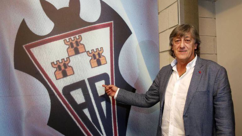 Enrique Martín Monreal posa junto al escudo de su actual equipo, el Albacete