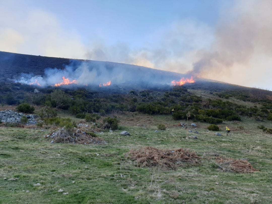 Incendio forestal en las crestas de Lomba