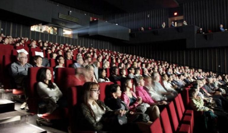 Espectadores en una sala de cine. 