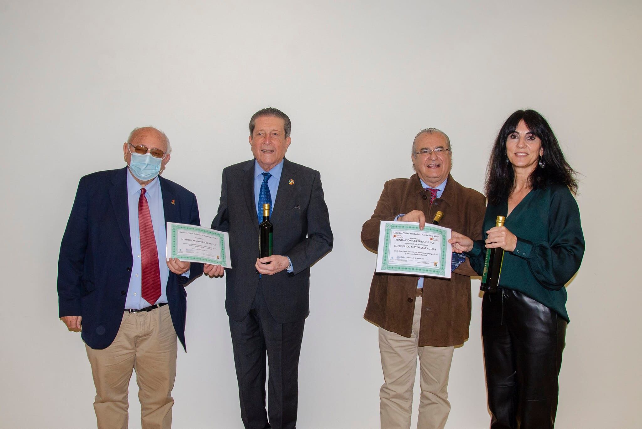 Federico Mayor Zaragoza (segundo por la izquierda) junto a miembros del Ayuntamiento de Carboneros y la Fundación Lumiere