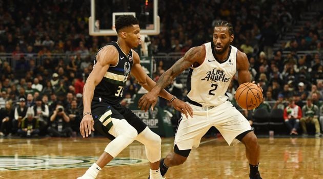 Antetokounmpo trata de frenar a Kawhi Leonard