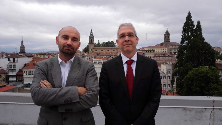 Javier Valencia de Cras Vigilans Group y Javier Diéguez, director del Centro Vasco de Ciberseguridad.