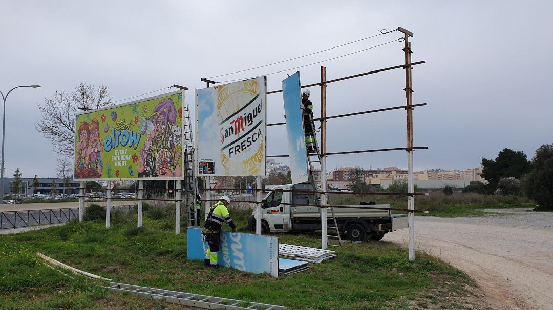 Retirada de las primeras vallas publicitarias.