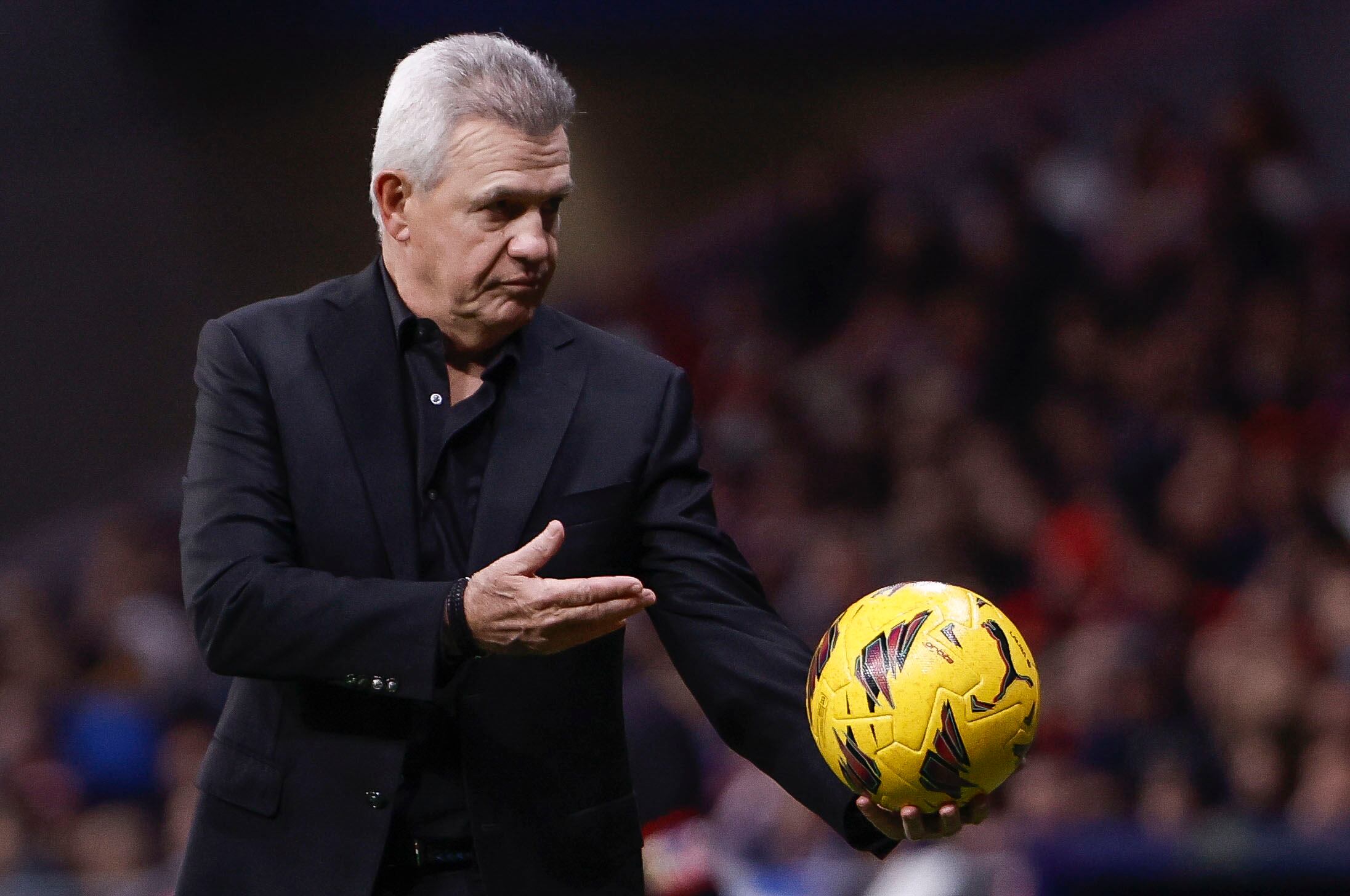 GRAF3203. MADRID (ESPAÑA), 25/11/2023.- El técnico mexicano del RCD Mallorca Javier Aguirre durante el partido correspondiente a la jornada 14 de LaLiga que Atlético de Madrid y RCD Mallorca disputan este sábado en el estadio Metropolitano. EFE/ Sergio Perez
