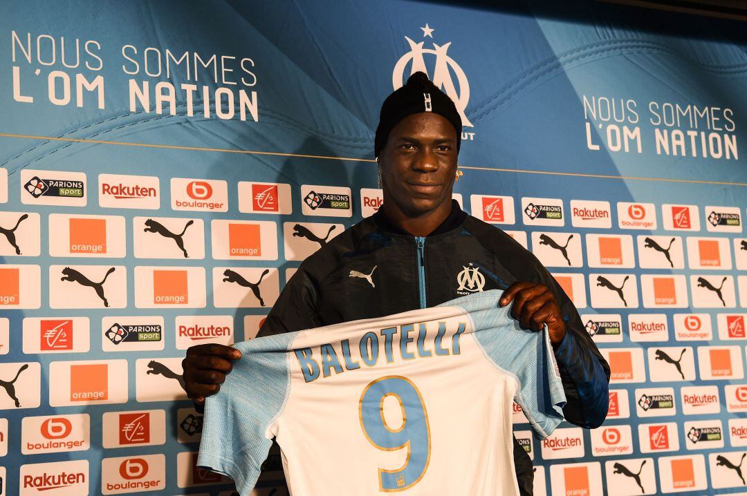 Balottelli posa con la camiseta del OM. 