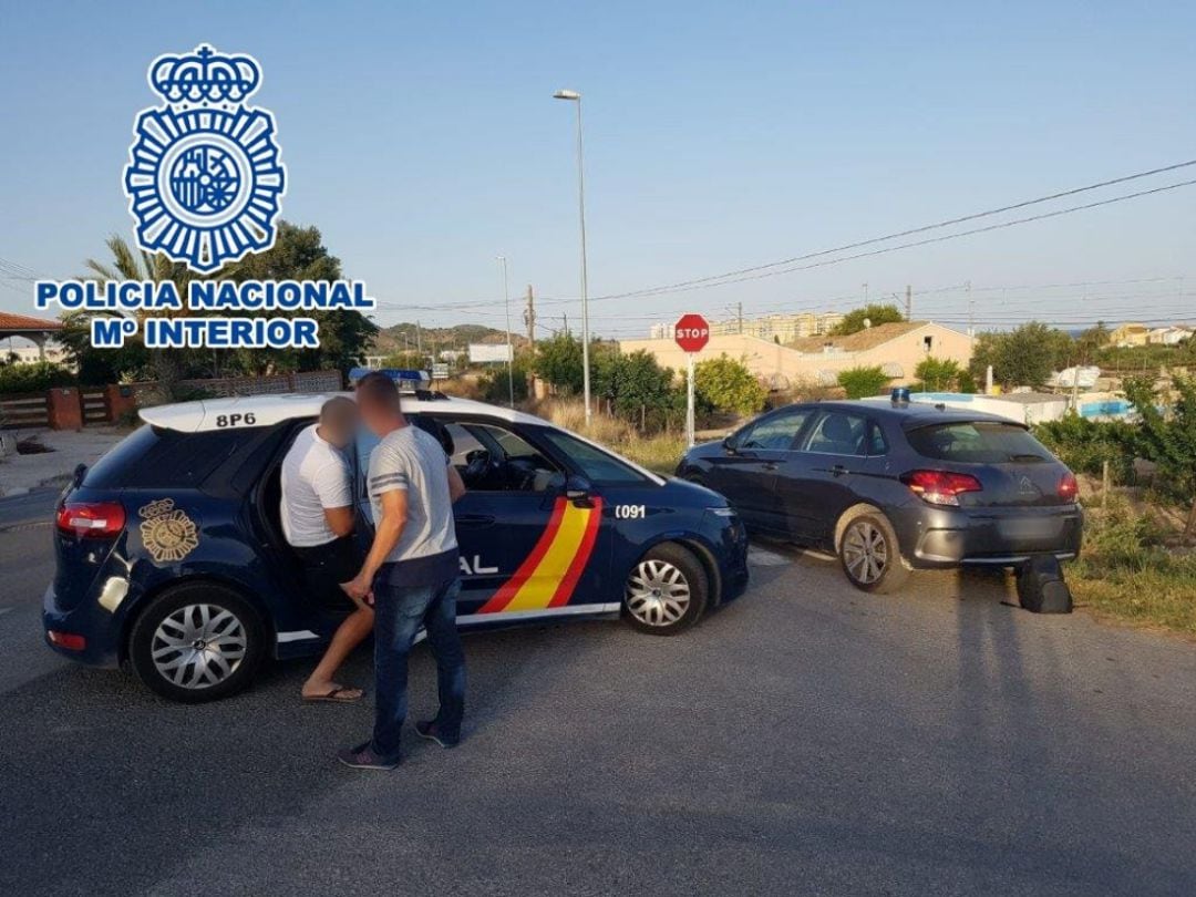 Momento de la detención en Benidorm de un montenegrino buscado en su país por un atraco de 2011 con un fallecido