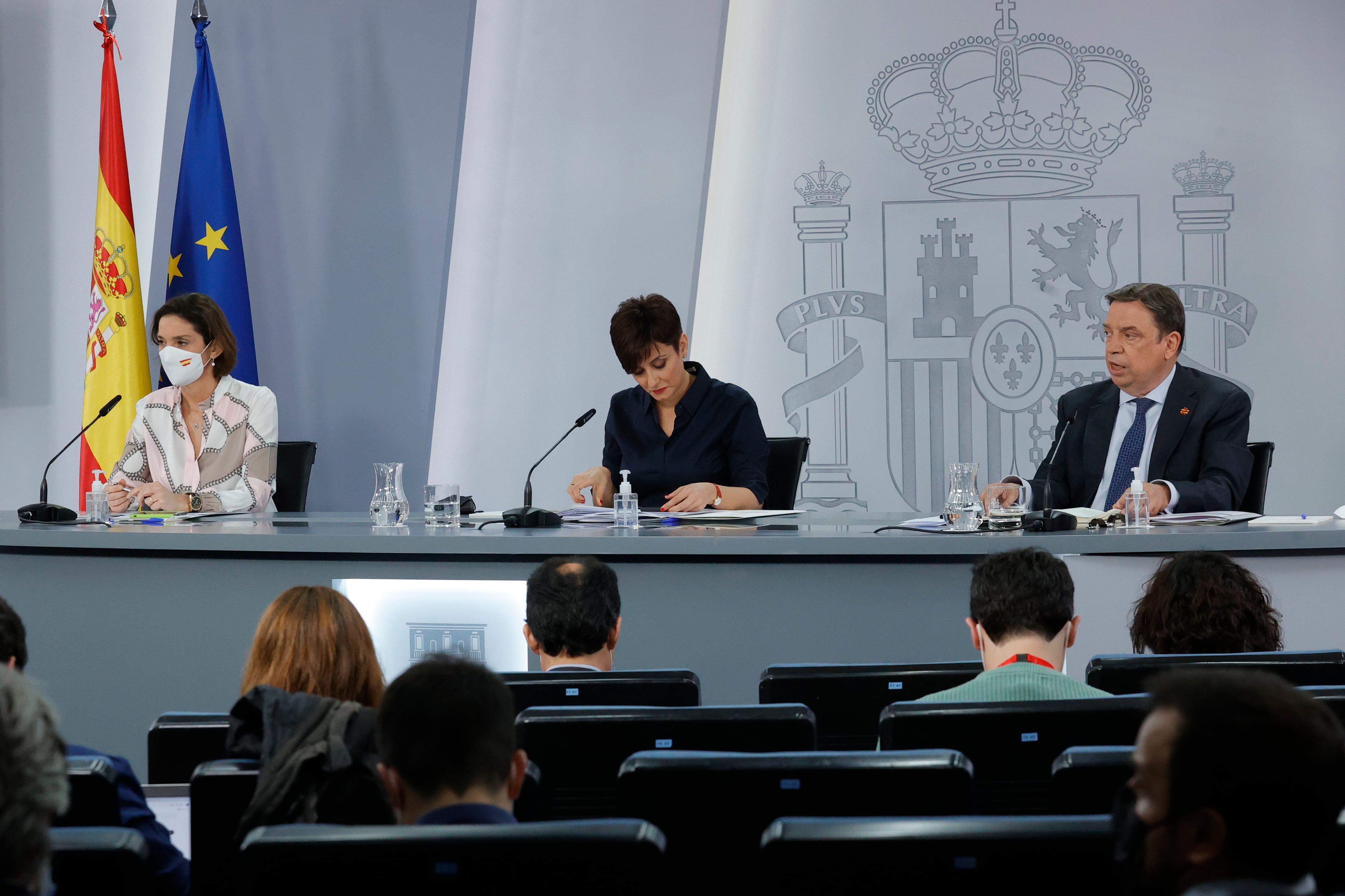 La ministra de Industria, Comercio y Turismo, Reyes Maroto (i), la ministra de Política Territorial y portavoz del Gobierno, Isabel Rodríguez, y el ministro de Agricultura, Pesca y Alimentación, Luis Planas, dan la la rueda de prensa posterior al Consejo de Ministros, este martes, en el complejo del Palacio de La Moncloa.