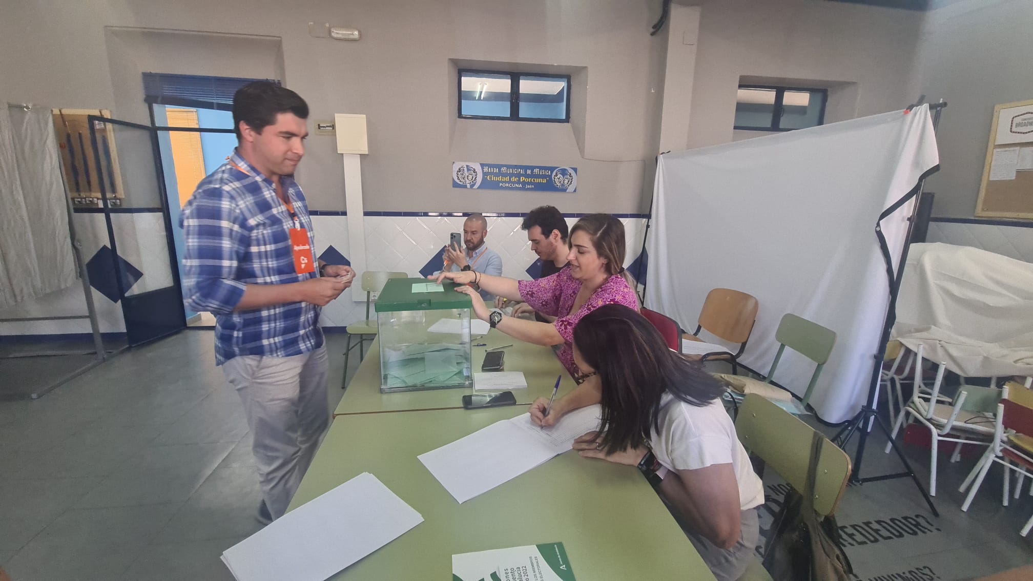 El candidato de Ciudadanos por Jaén, Enrique Moreno, vota en Porcuna.