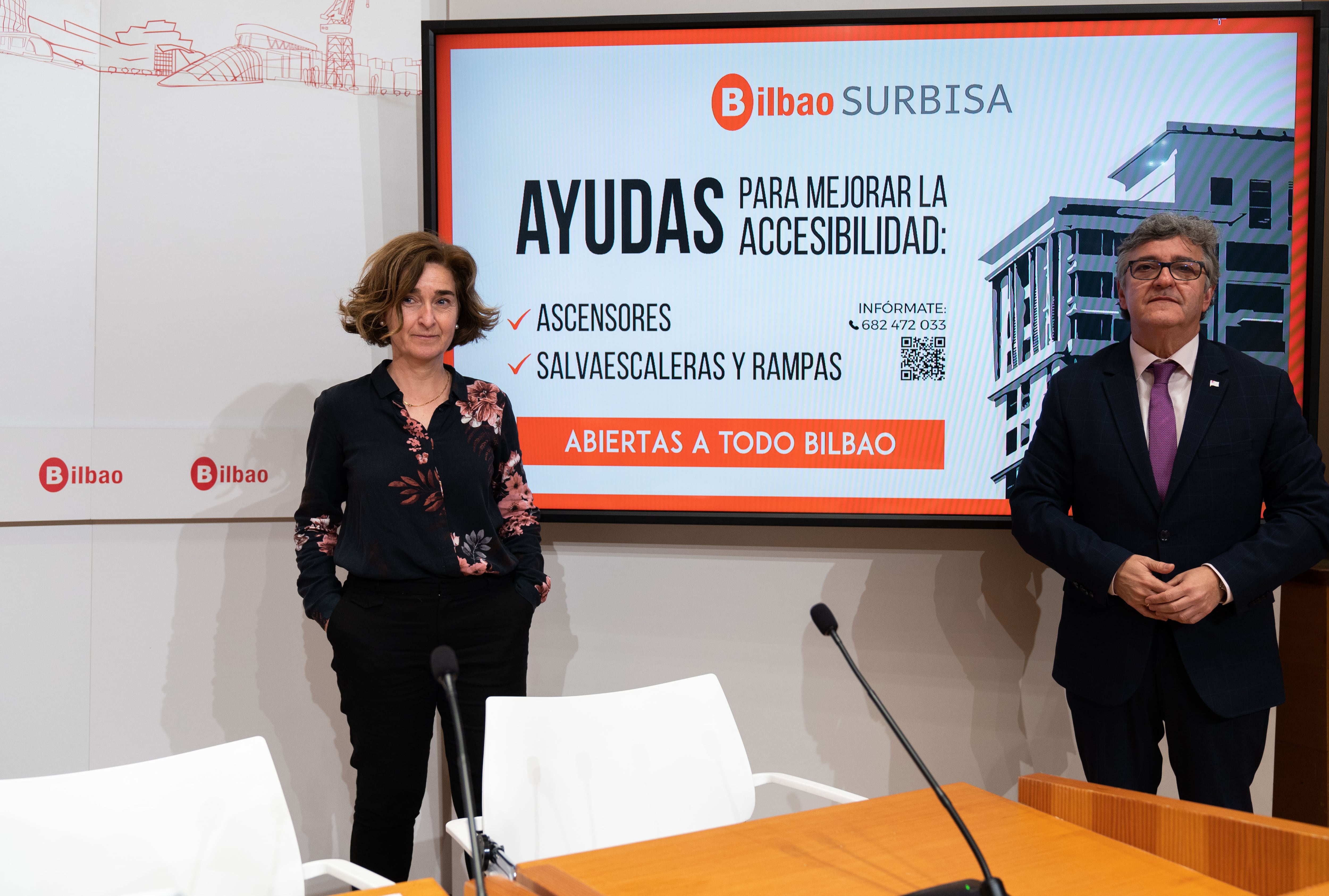 Marta Ibarbia, directora general de Surbisa, y Jon Bilbao, concejal de Regeneración Urbana.