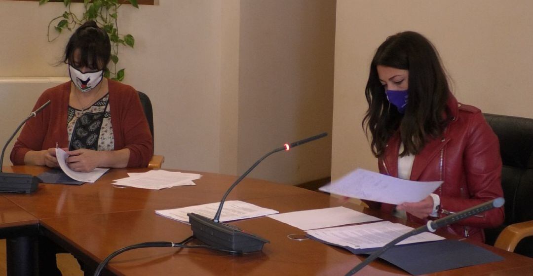 Ángela Carrillo, representante de la Asocaición de Ayuda al Sahara Occidental, y Mariola Galiana, concejala de Cooperación al Desarrollo