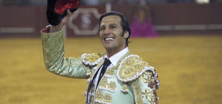 El torero David Mora da la vuelta al ruedo durante el segundo festejo de la feria de invierno de la Plaza de Vistalegre