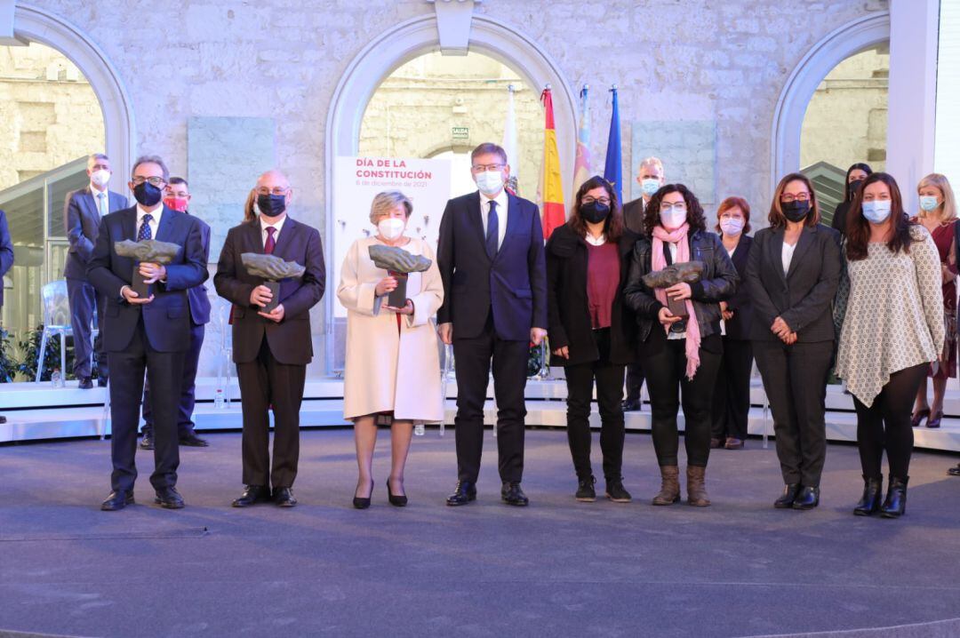 El president Ximo Puig posa con los galardonados de este año