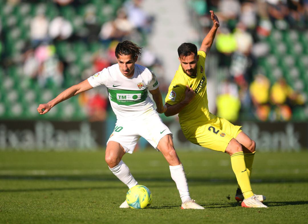 Mario Gaspar pelea por una pelota en el Martínez Valero