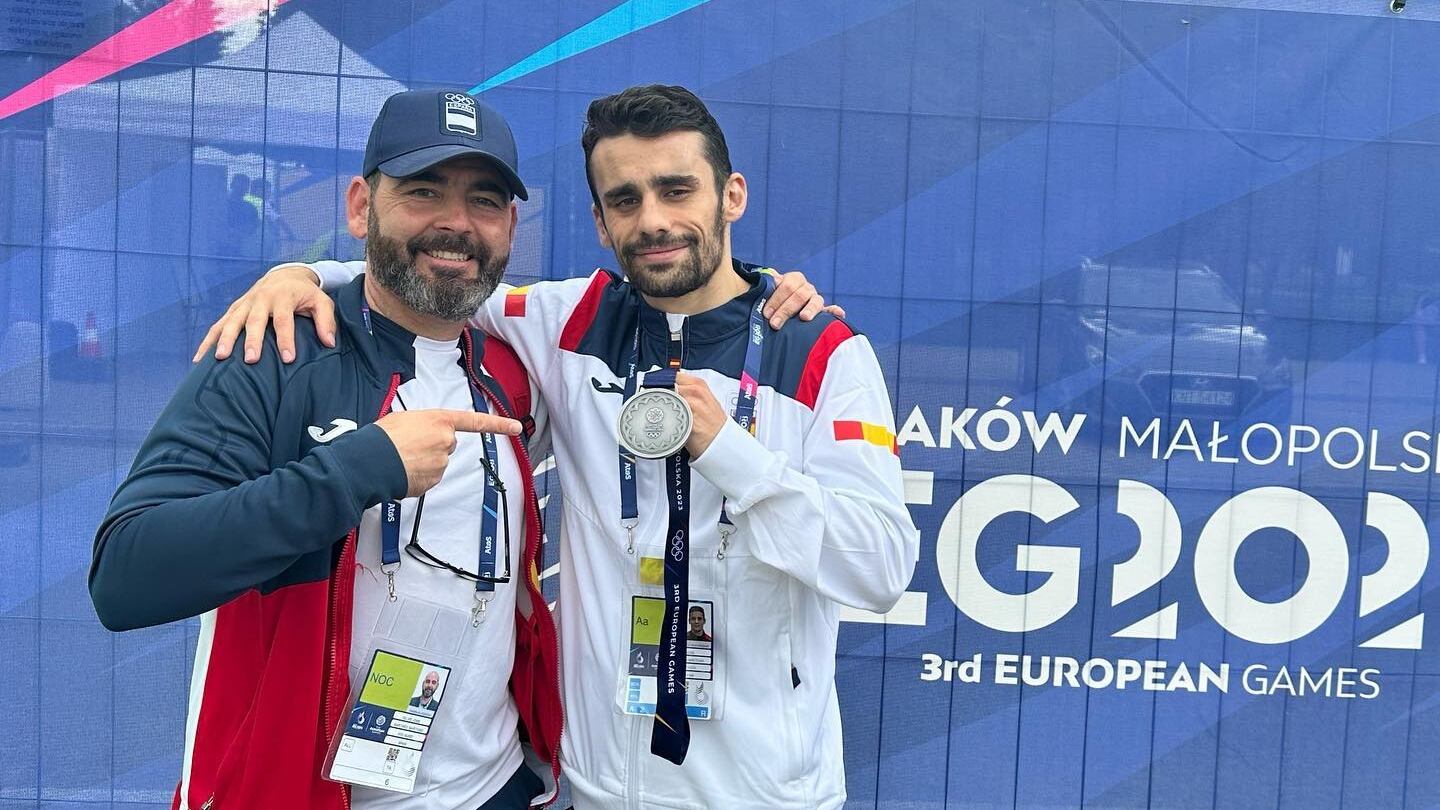 José Quiles muestra su plata junto al presidente de la Real Federación Española de Boxeo, Felipe Martínez