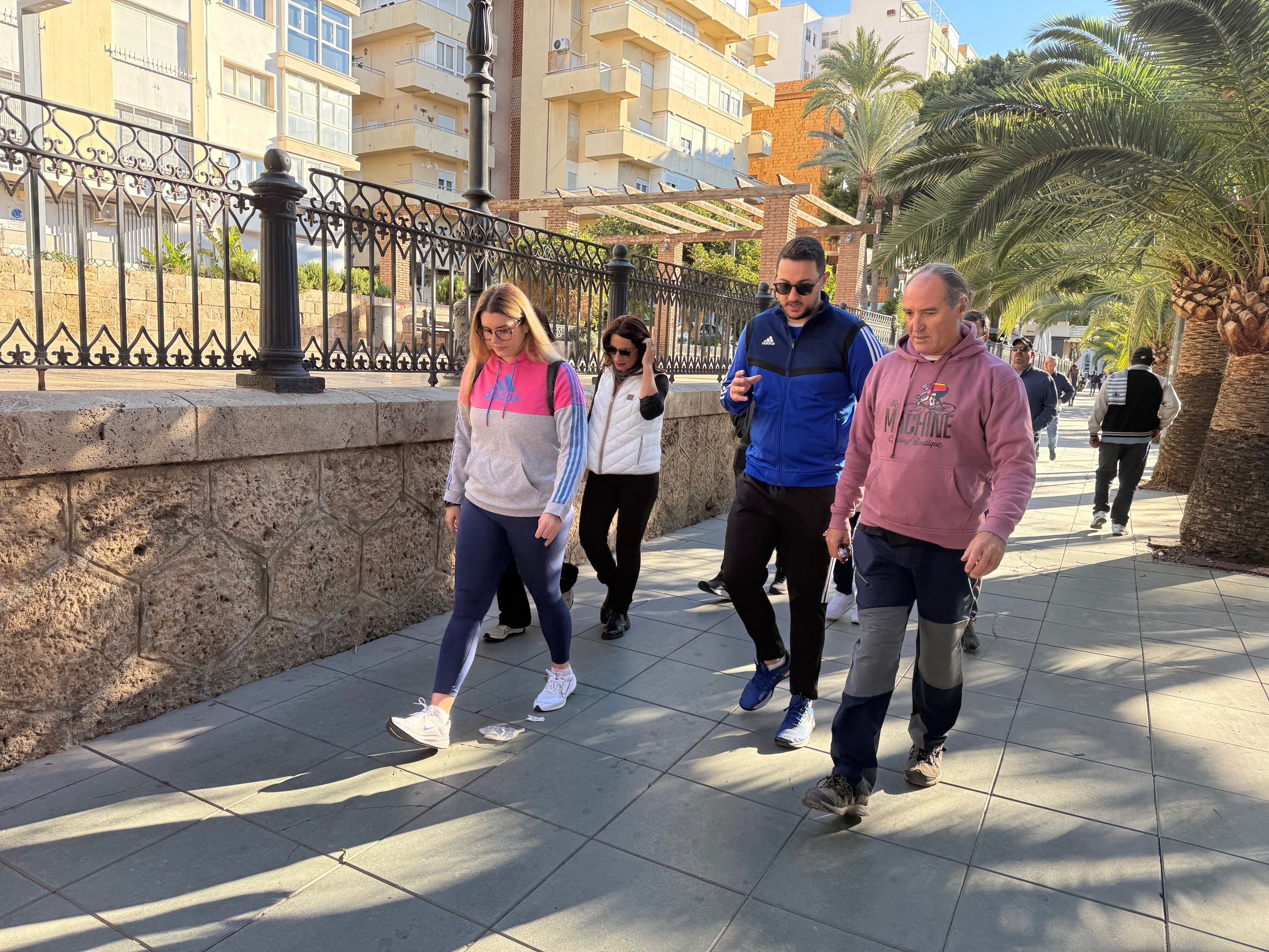 El concejal de Ciudad Activa, Antonio Casimiro, acompaña a los más de 20 senderistas y afirma que “queremos crear un mapa digital de itinerarios de la ciudad” .