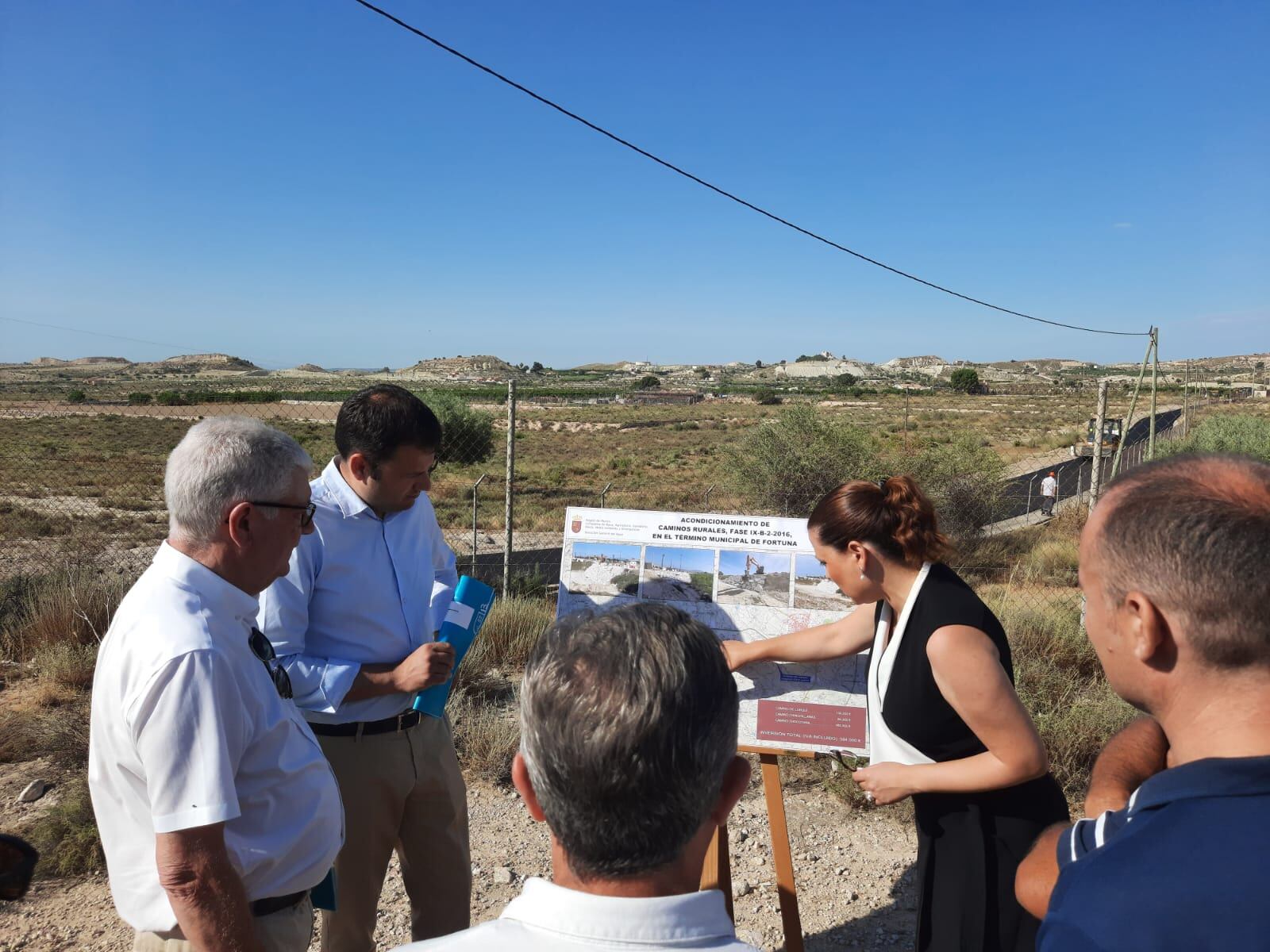 El director general del Agua, José Sandoval, y la alcaldesa de Fortuna, Catalina Herrero, durante la visita a las obras