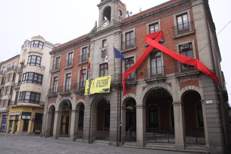 La fachada del Ayuntamiento de Zamora decorada con el lazo rojo, símbolo de la lucha contra la estigmatización de las personas con VIH