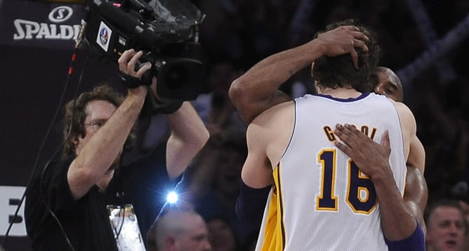 Los jugadores de los Lakers Kobe Bryant y Pau Gasol celebran la victoria ante los Thunder tras el partido celebrado el domingo 22 de abril de 2012, en el juego de la NBA en el Staples Center de Los Angeles, California (EE.UU.)