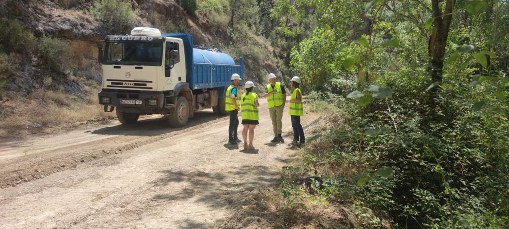 La delegada de Desarrollo Sostenible, María José Lara (primera por la dcha), junto a autoridades locales visita las obras del camino forestal de Chilluévar.