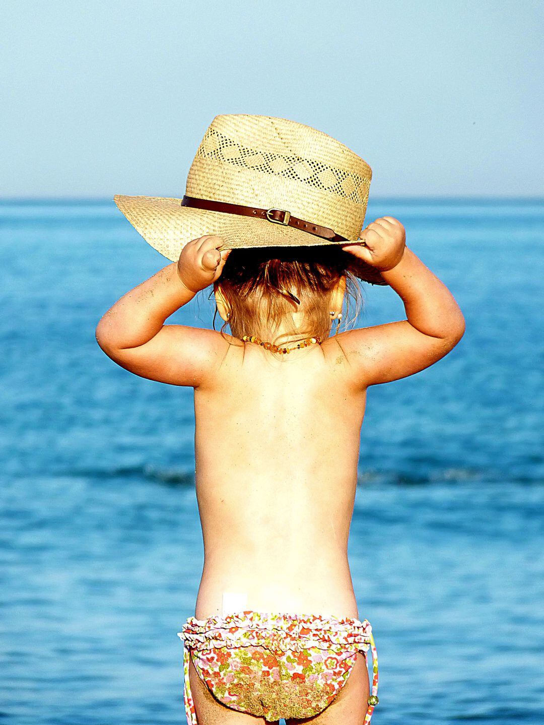 Niña en la playa.