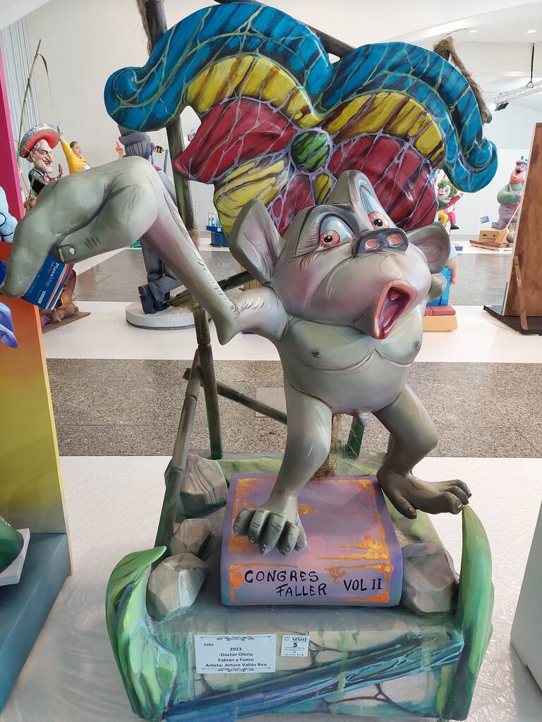 La Exposición del Ninot de las Fallas 2023 abre sus puertas con 750 figuras que rebosan diseño y sátira. Todas ellas quieren salvarse de las llamas gracias al voto popular.