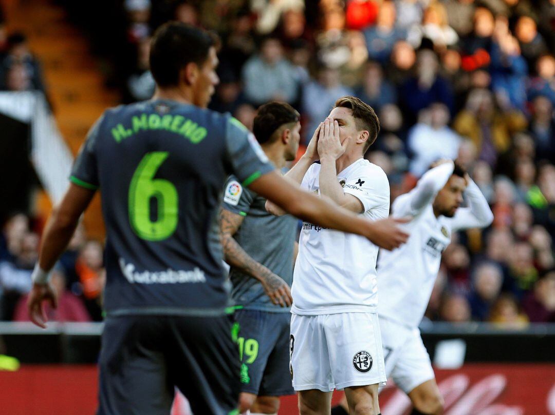 GRAF5147. VALENCIA, El delantero francés del Valencia Kevin Gameiro se lamenta tras una ocasión ante la Real Sociedad durante el partido de Liga en Primera División que se disputa esta tarde en el estadio de Mestalla. EFE, Miguel Ángel Polo