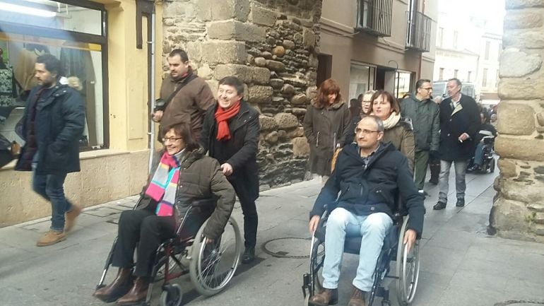 Paseo en silla de ruedas de los miembros de la corporación de Ponferrada