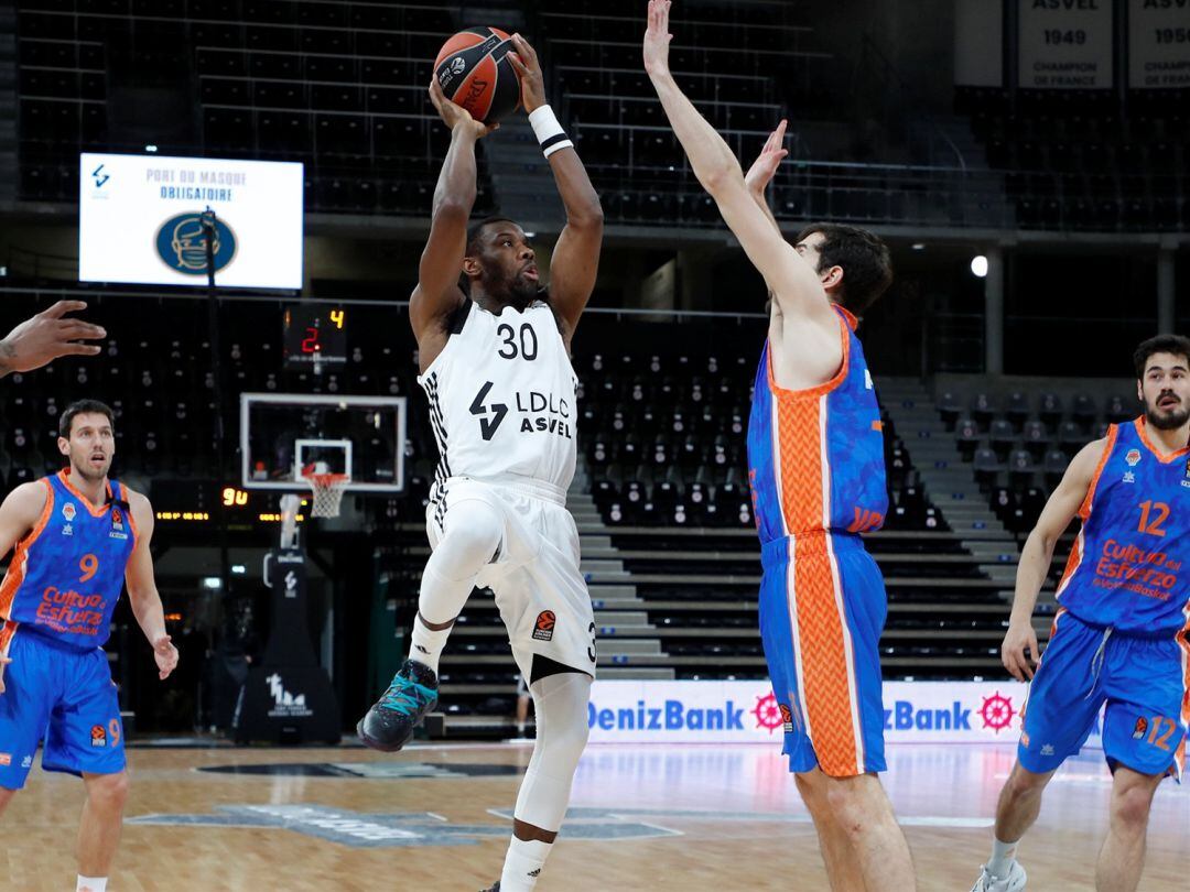 Imagen del partido entre el Asvel y Valencia Basket