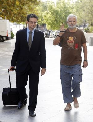 El exgerente de Imelsa Marcos Benavent (d), acompañado por su abogado, a su llegada a la Ciudad de la Justicia de Valencia