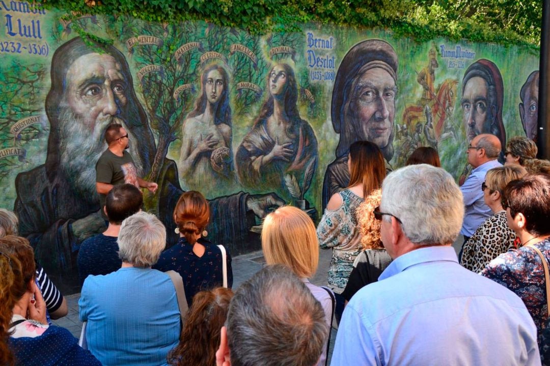 Imagen de archivo de una de las actividades celebradas en Muro con el mural como protagonista