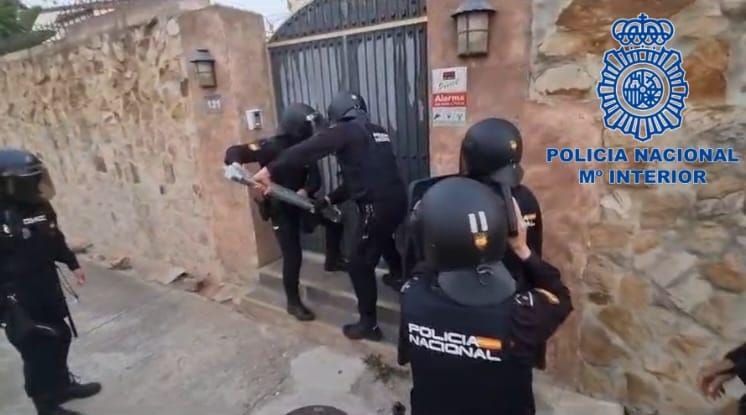 Un momento de la intervención policial, en uno de los domicilios registrados.