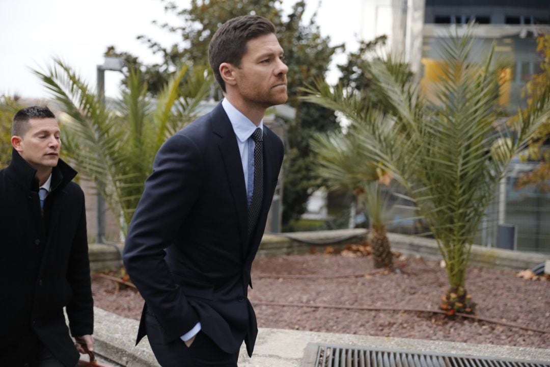 El exfutbolista del Real Madrid y entrenador español, Xabi Alonso, se dirige a la Audiencia Provincial de Madrid para ser juzgado por la comisión de tres delitos contra la Hacienda Pública durante los ejercicios fiscales de 2010, 2011 y 2012.