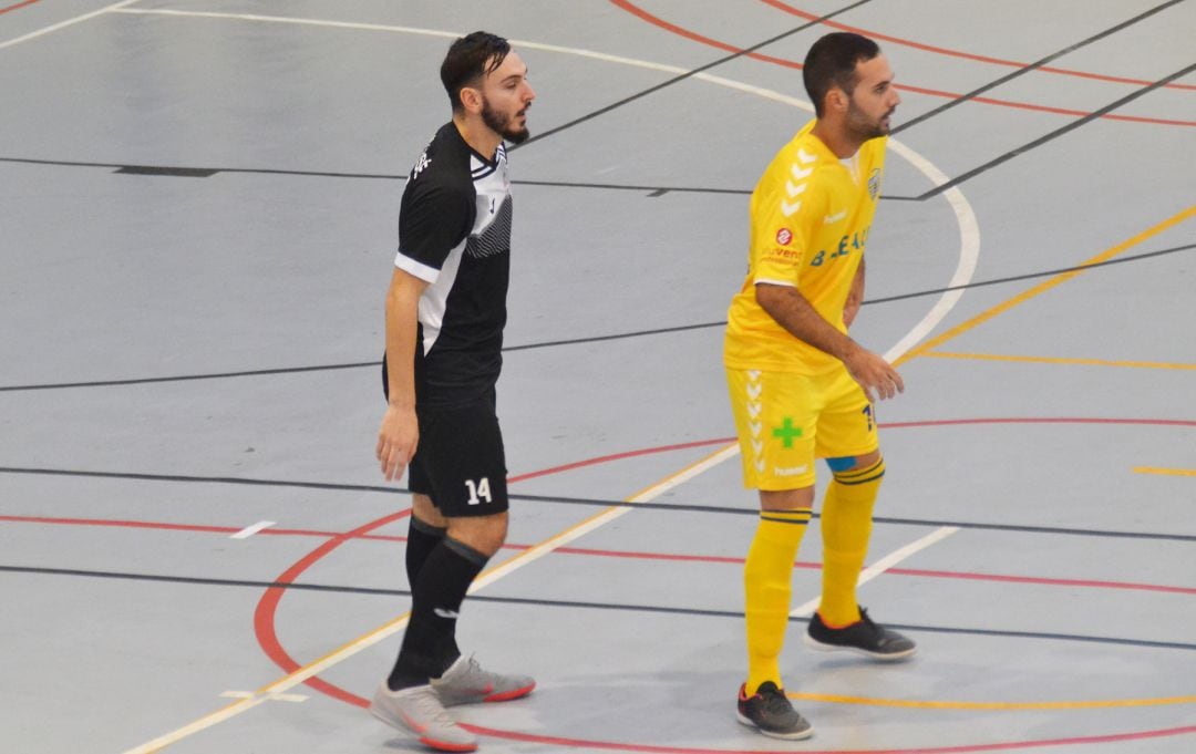 Juanjo marcando a un rival.